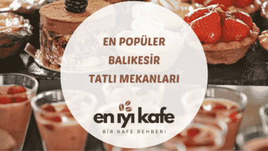 Balıkesir Eskikuyumcular'da tepsiden servis edilen fıstıklı baklava ve kaymaklı ekmek kadayıfı