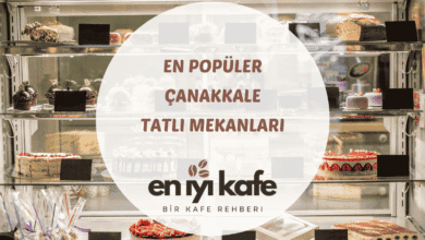 Çanakkale tatlıcılarında tezg芒hta sıcak servis edilen peynir helvası ve fırın sütlaç görseli