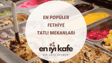 Fethiye çarşısında taze pişirilmiş künefe ve baklava tabağının yakın çekim görüntüsü
