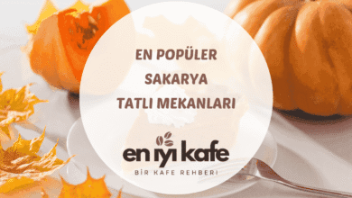 Sakarya tatlıcılarından kaymaklı kadayıf ve çikolatalı katmer servis edilen bir masa görünümü