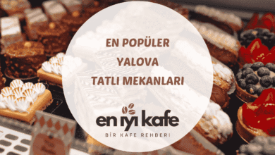 Yalova Cumhuriyet Caddesi üzerinde baklava tepsisi ve sütlü tatlı tabakları sergilenen vitrin görünümü